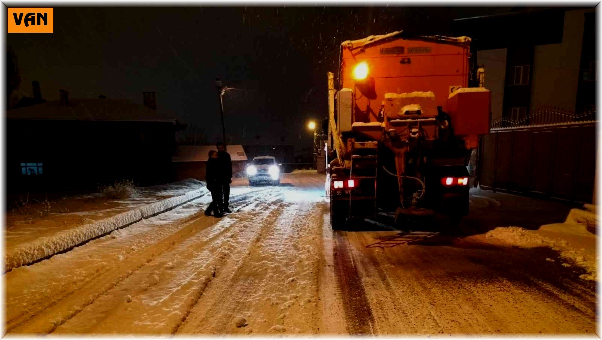 Tuşba Belediyesinin karla mücadelesi devam ediyor