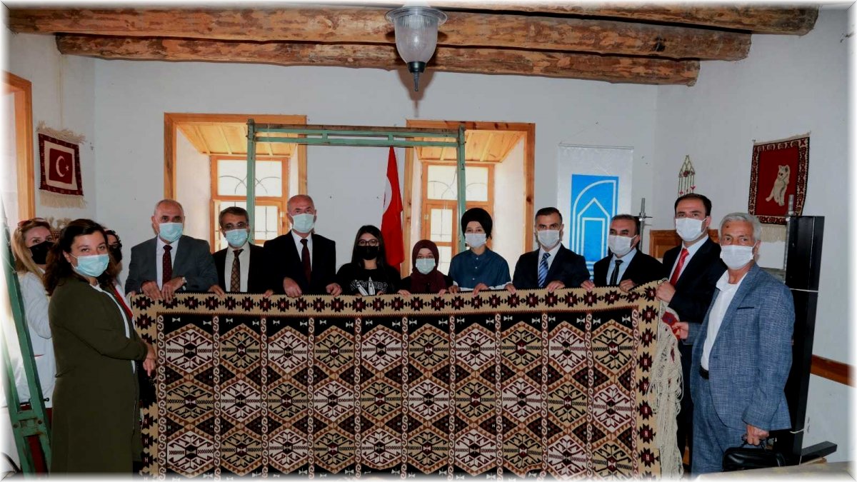 Tuşba Belediyesinin kilim-halı atölyesi kursiyerleri sertifikalarını aldı