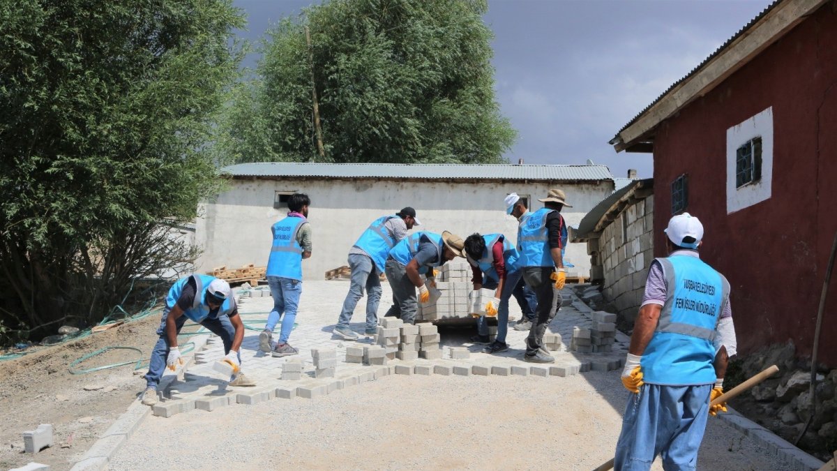 Tuşba Belediyesinin mahalleleri güzelleştirme çalışmaları sürüyor