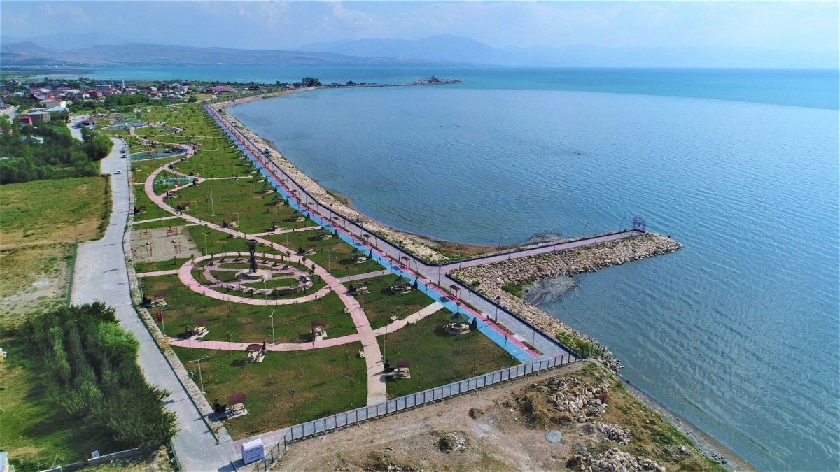 Tuşba Belediyesinin sahil parkı göz kamaştırıyor