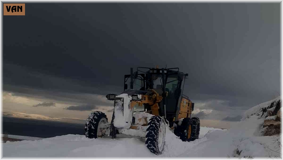 Tuşba'da karla mücadele çalışmaları aralıksız sürüyor