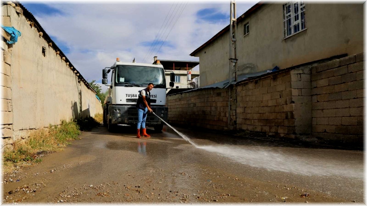 Tuşba'daki su taşkınlarının izleri siliniyor