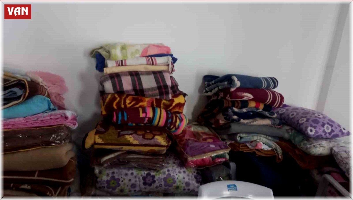 Tuşba Emekçi Kadınlar Destek Platformu'ndan depremzedelere giyim ve gıda yardımı