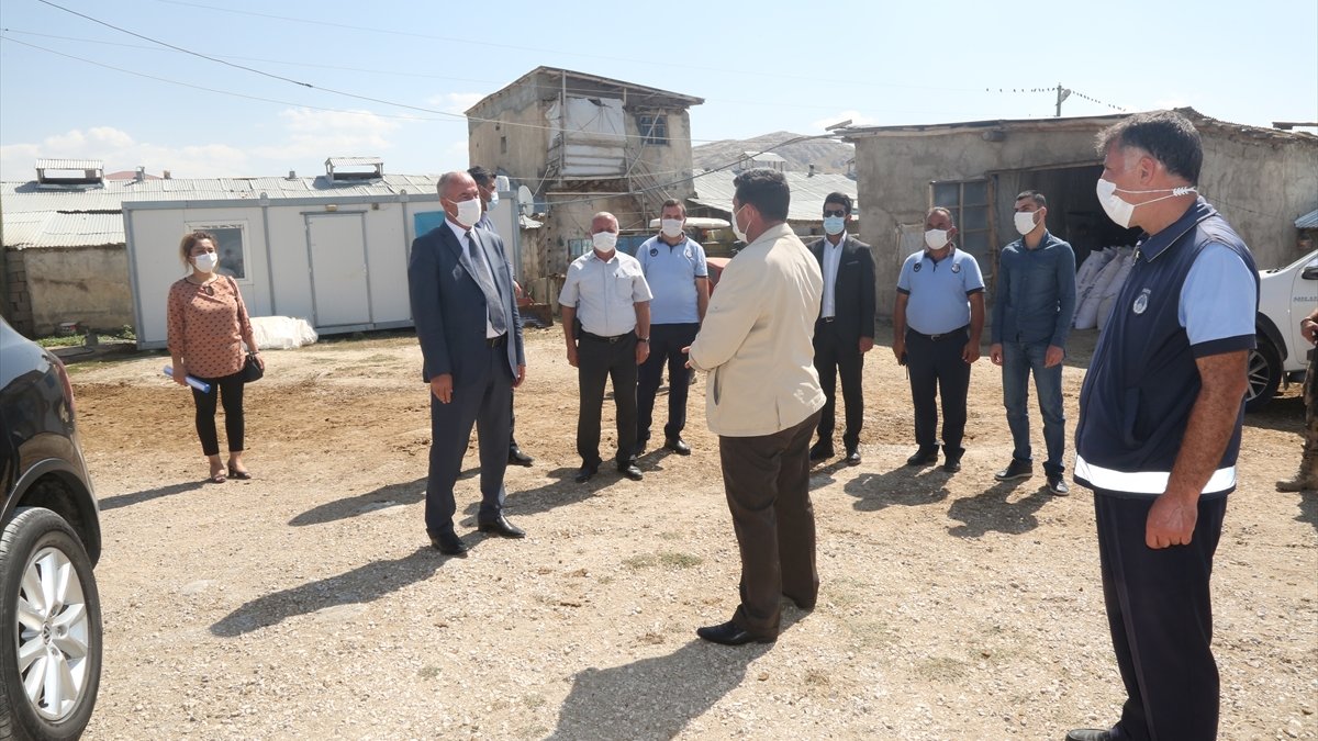 Tuşba ilçesindeki ahırların yıkımı devam ediyor