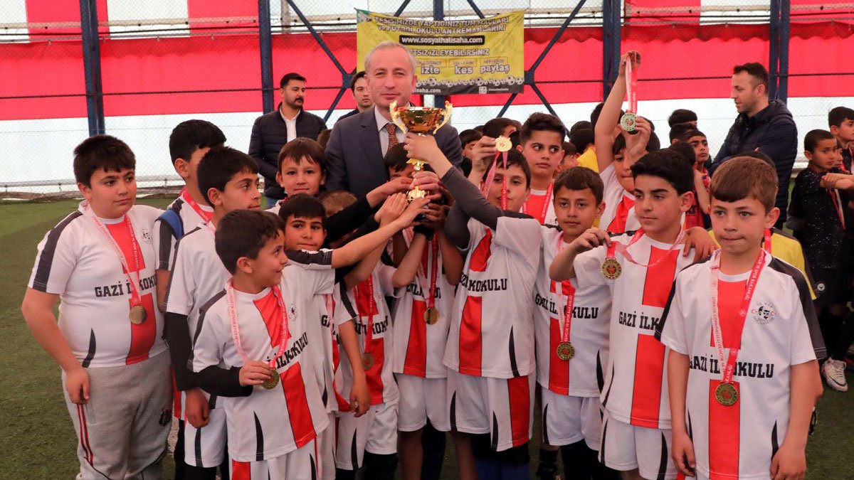 Tutak Gazi İlkokulu, 23 Nisan Turnuvası’nda Şampiyon Oldu