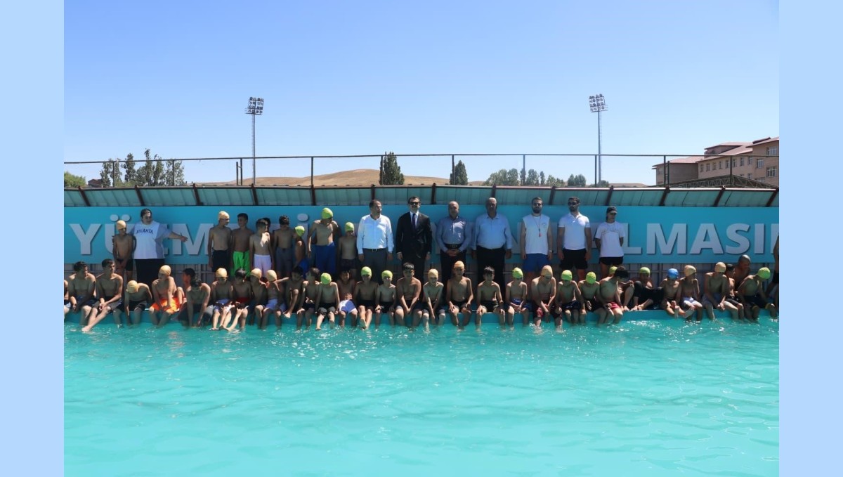Tutak Kaymakamı Coşkun, yüzme havuzunda incelemelerde bulundu