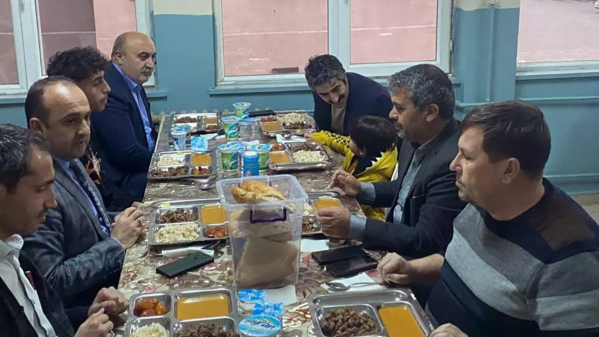 Tutak Kaymakamı Enis Aslantatar, öğrencilerle iftar yaptı