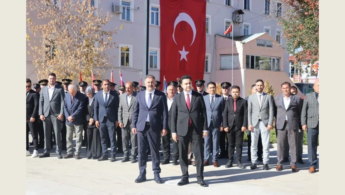 Tutak'ta 29 Ekim Cumhuriyet Bayramı İçin Çelenk Sunma Töreni Düzenlendi