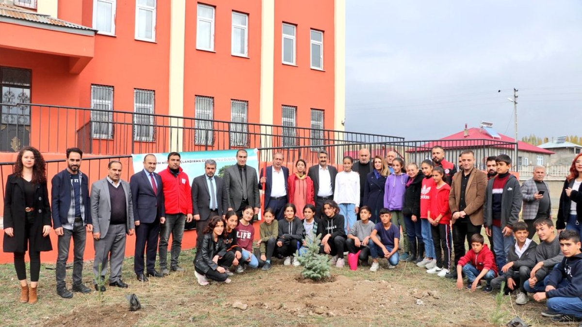 Tutak'ta 400 fidan toprakla buluşturuldu