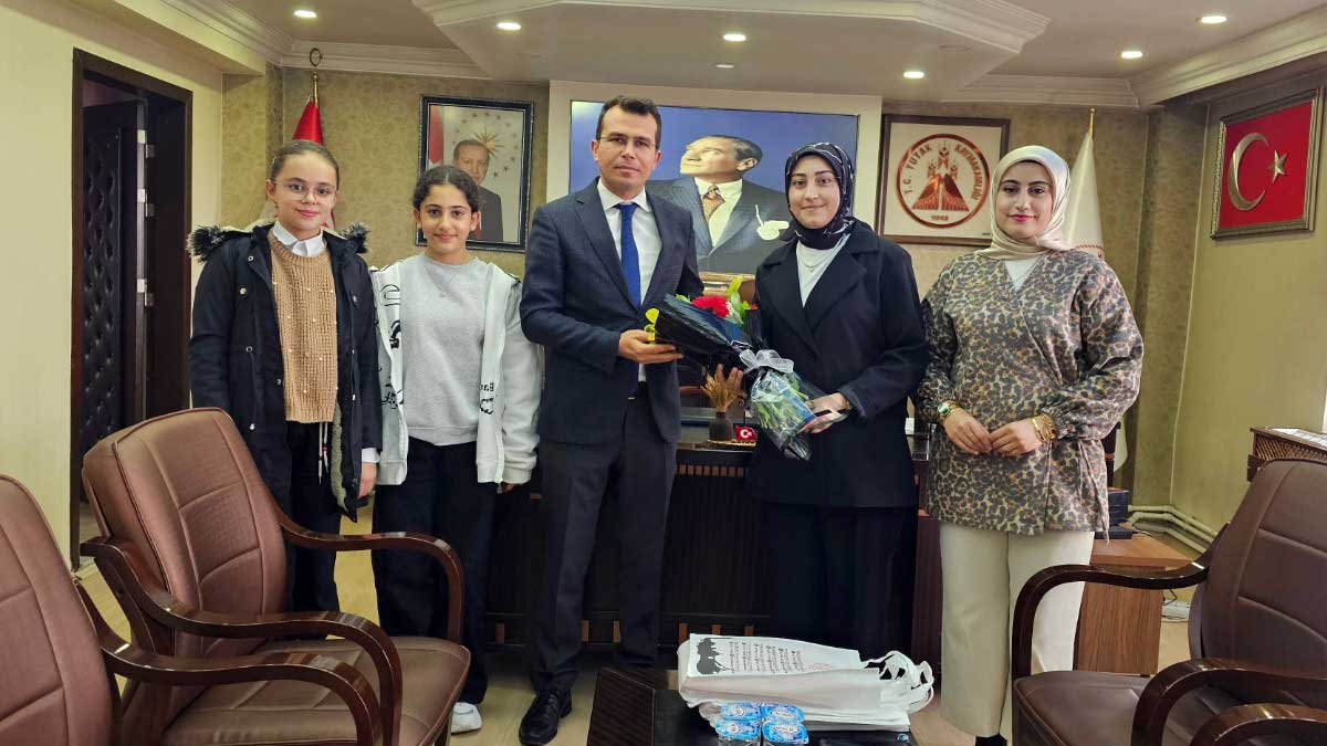 Tutak'ta en çok kitap okuyan öğrenciler ödüllendirildi