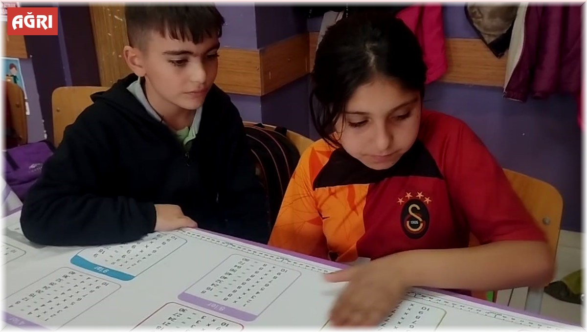Tutak'ta öğrenciler sıralarını bilgi kaynağı yaptı