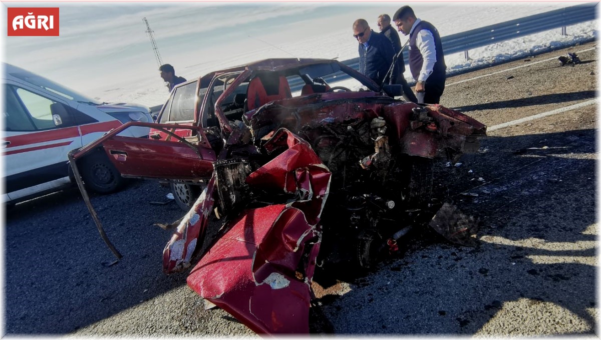 Tutak'ta otomobil bariyerlere çarptı: 2 yaralı