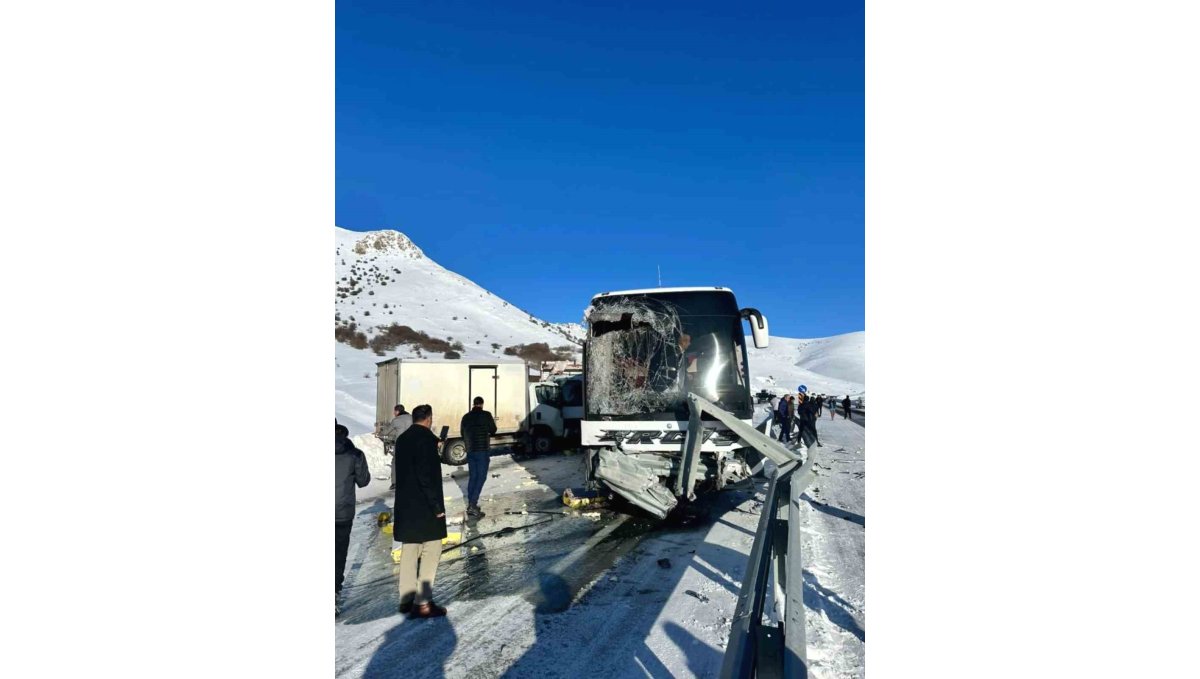 Tutak'ta trafik kazası çok sayıda yaralı var