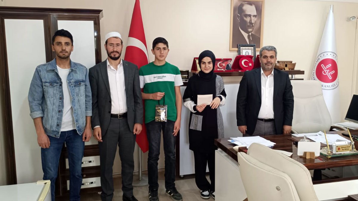 Tutak'ta Umre Ödüllü Bilgi Yarışmasında Dereceye Giren Öğrenciler Ödüllendirildi
