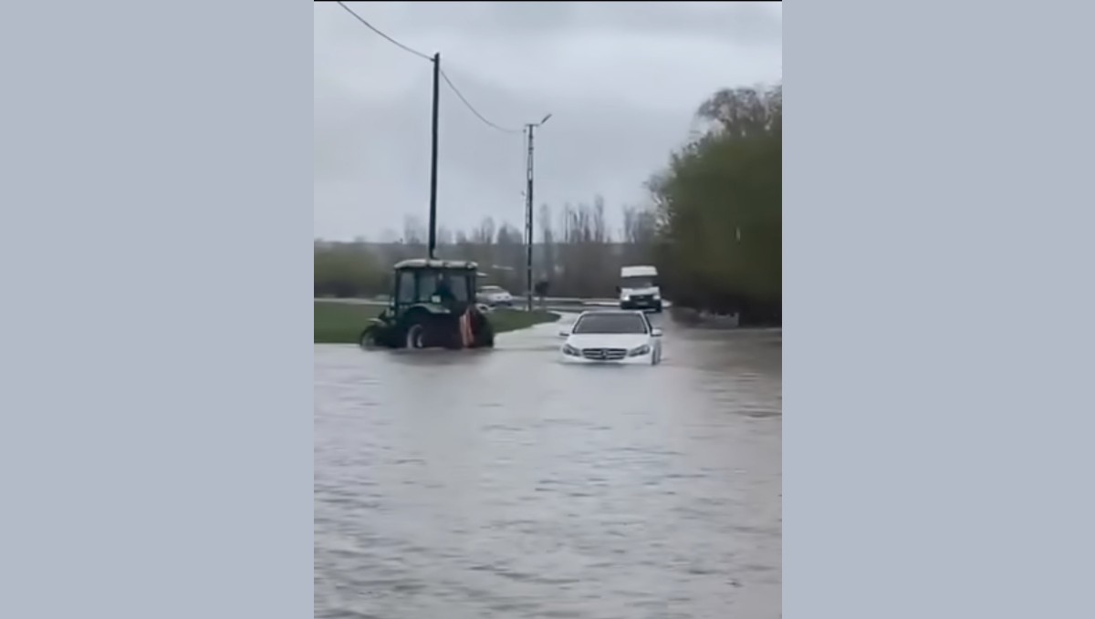 Tutak'ta yağmur köy yolunu göle çevirdi