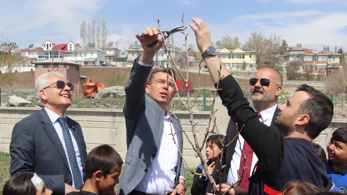 Tutak’ta Fidan Dikim ve Ağaç Budama Etkinliği Düzenlendi