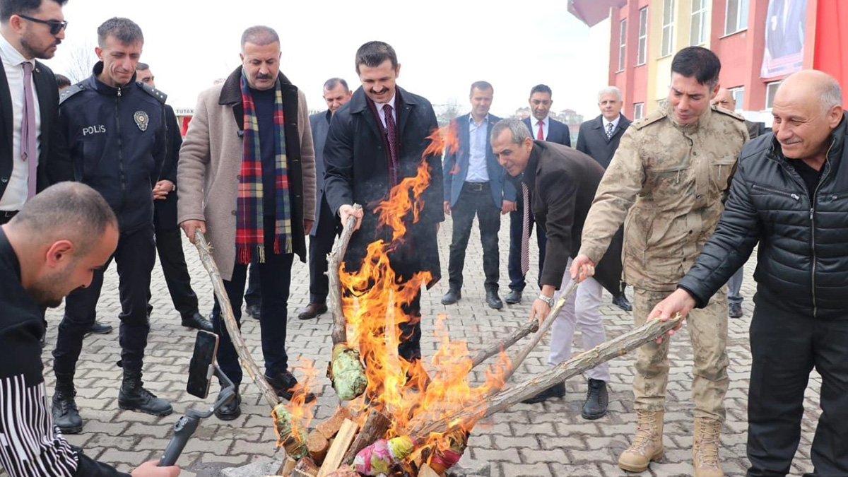 Tutak’ta Nevruz coşkusu: Ateş yakıldı, halaylar çekildi