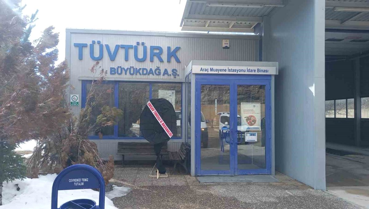 TÜVTÜRK'e siyah çelenk bırakıldı