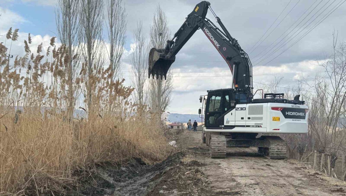 Tuzluca'da 10 kilometrelik sulama hattı temizleniyor