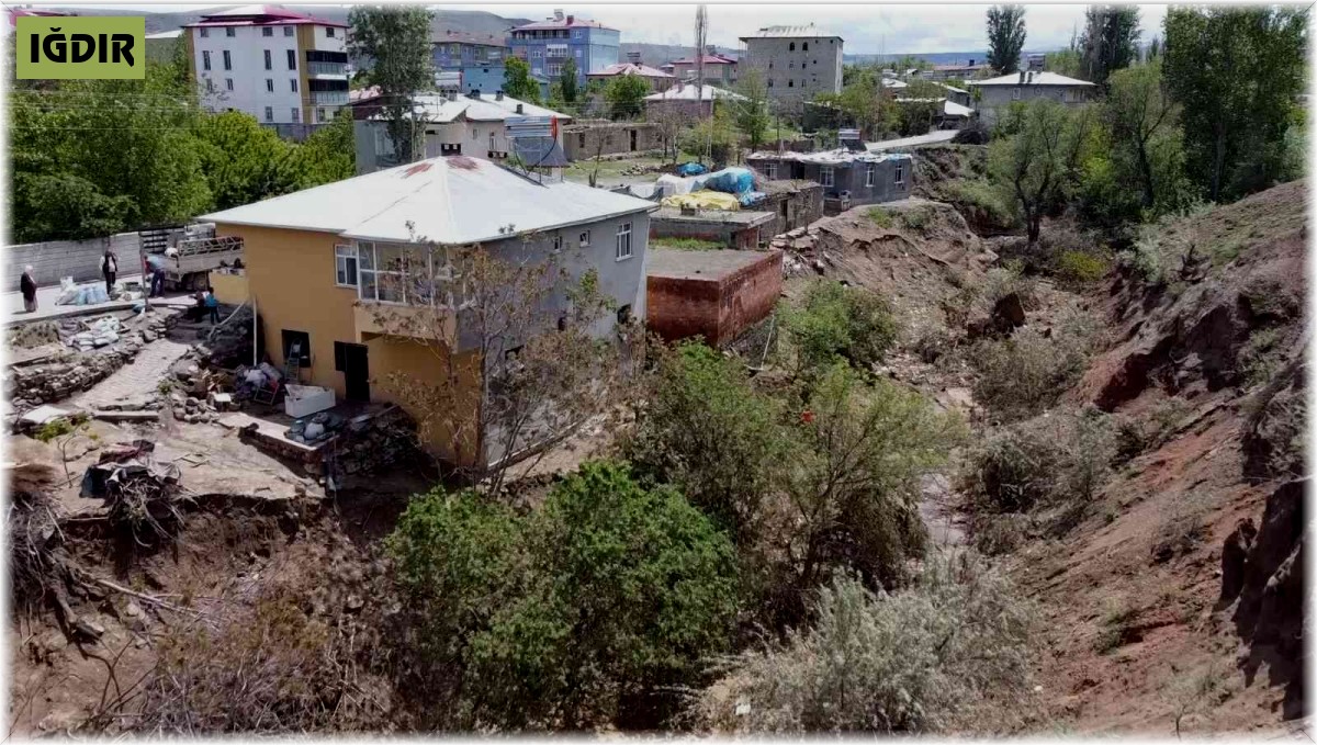 Tuzluca'da dere yatağındaki evler selde zarar gördü