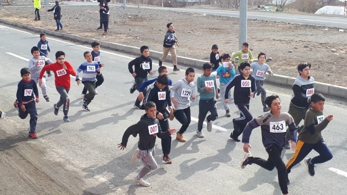 Tuzluca'da öğrenciler arası koşu yarışması düzenlendi