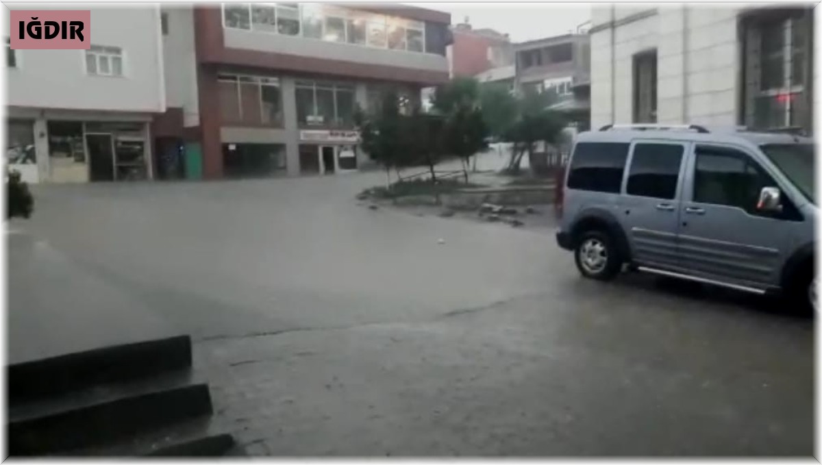 Tuzluca'da sağanak yağış cadde ve sokakları göle çevirdi