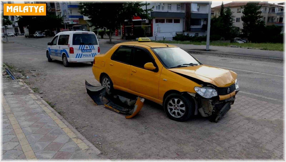 Üç aracın karıştığı kazada 1 kişi yaralandı