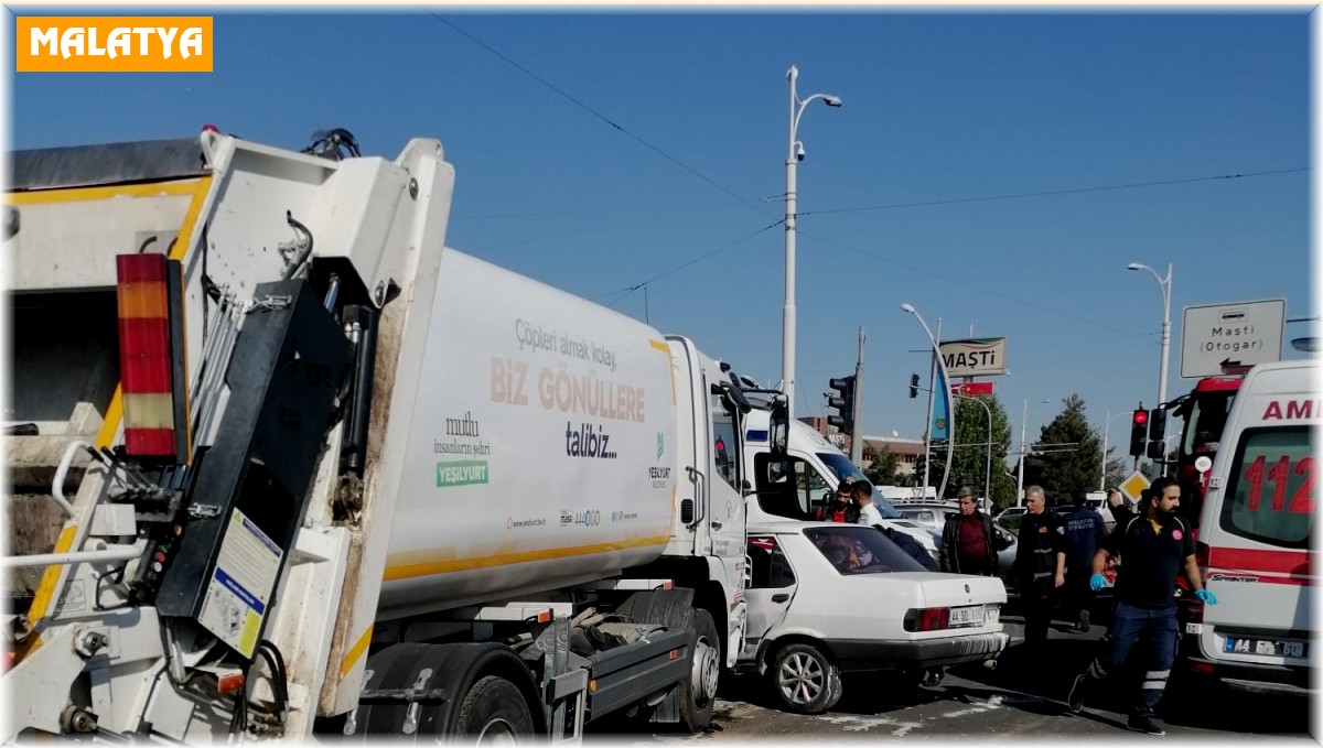 Üç aracın karıştığı kazada 2 kişi yaralandı