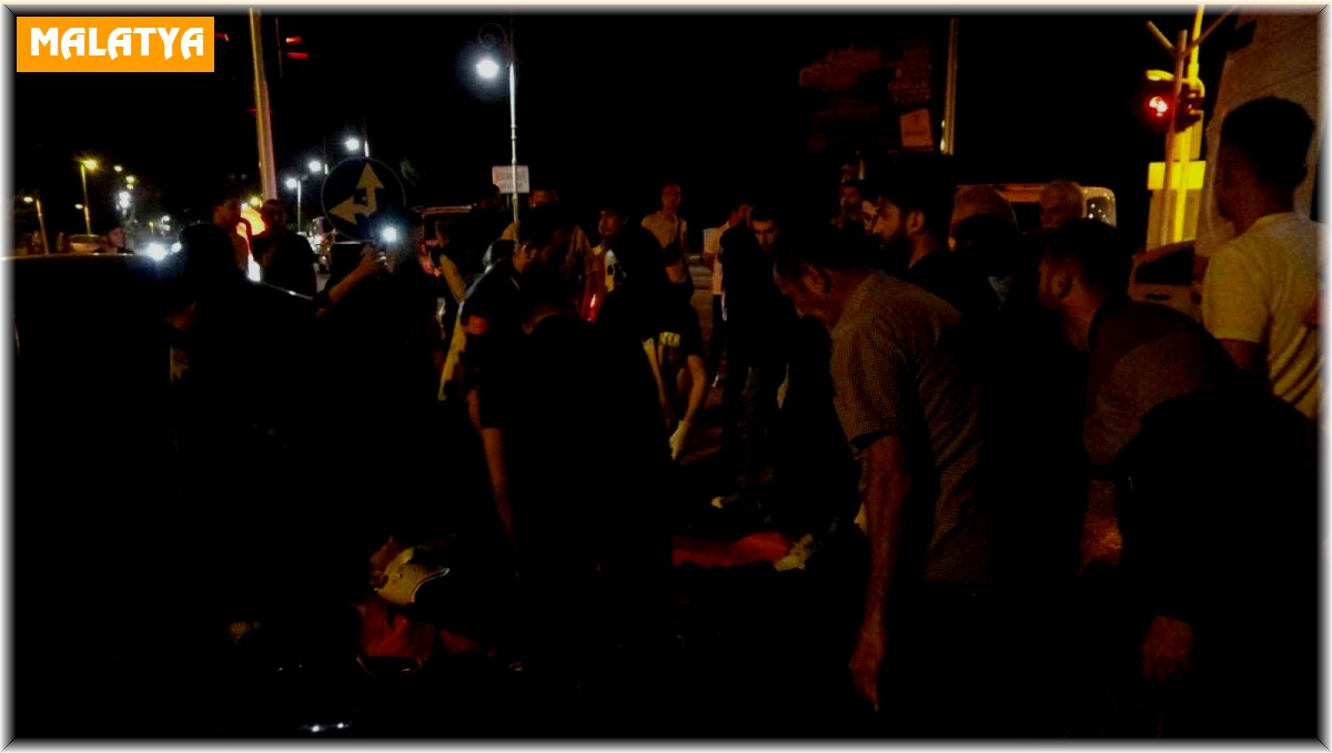 Üç aracın karıştığı kazada ortalık savaş alanına döndü: 3 yaralı