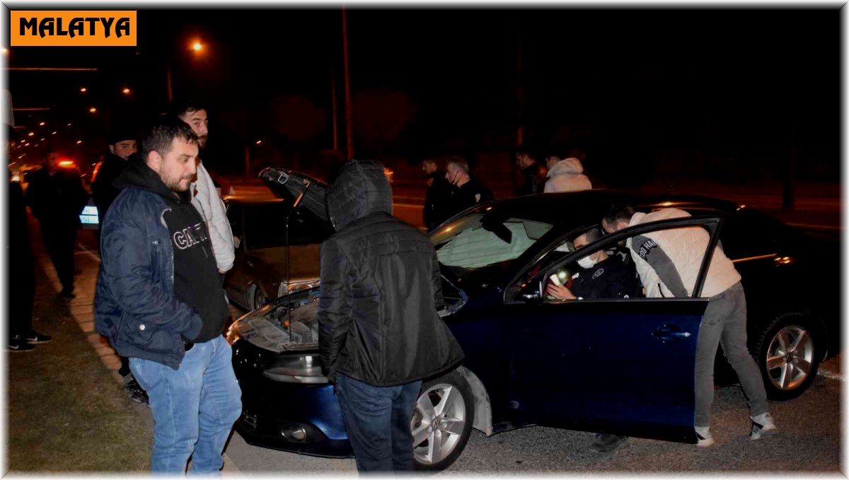 Üç aracın karıştığı zincirleme kazada 2 kişi yaralandı