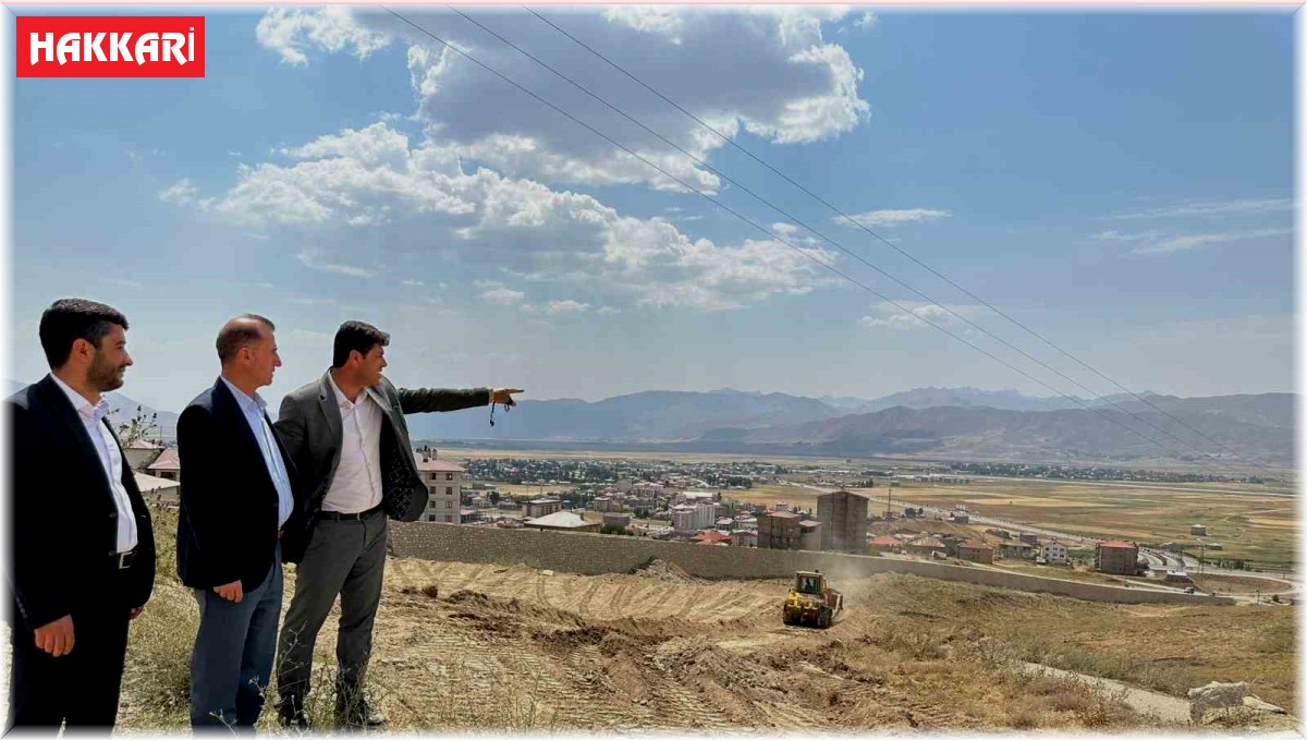 Üç muhtarın girişimiyle Yüksekova'ya 50 yıl yetecek mezarlık yapılıyor