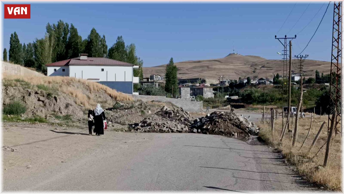 Üç parselinden geçen yolu kapattı