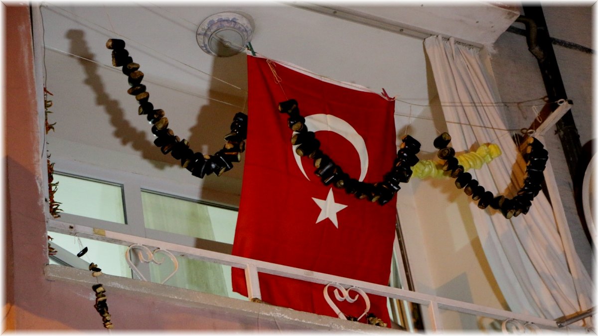 Uçak kazasında hayatını kaybeden pilotun Elazığ’daki babaevine Türk bayrağı asıldı