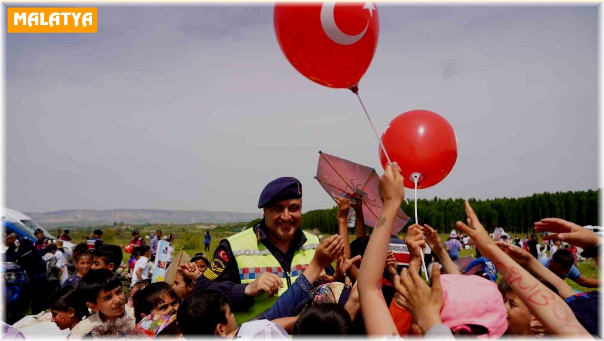 Uçurtma şenliği renkli görüntülere sahne oldu