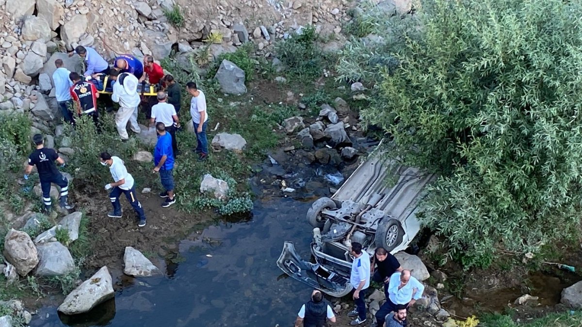 Uçuruma yuvarlanan araçtan 3 kişi yaralı kurtuldu