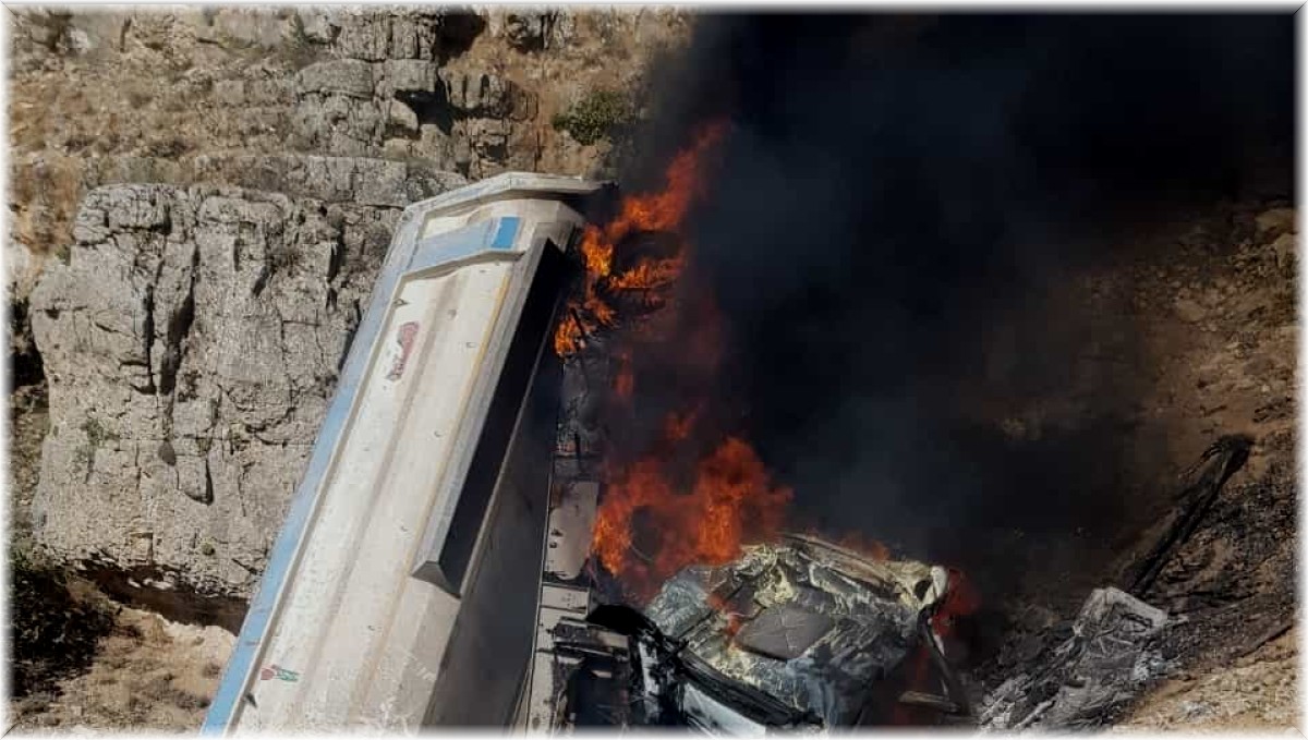 Uçuruma yuvarlanan kamyon alev aldı: 1 yaralı