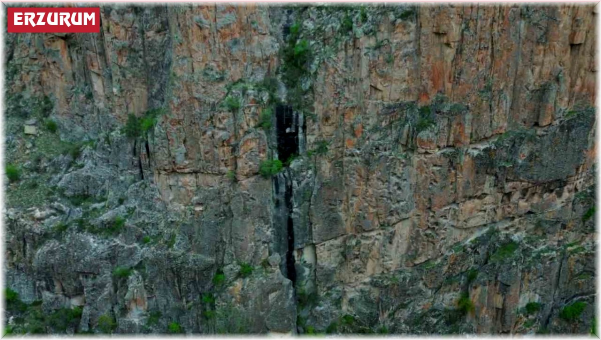 Uçurumdaki kapı gizemini koruyor