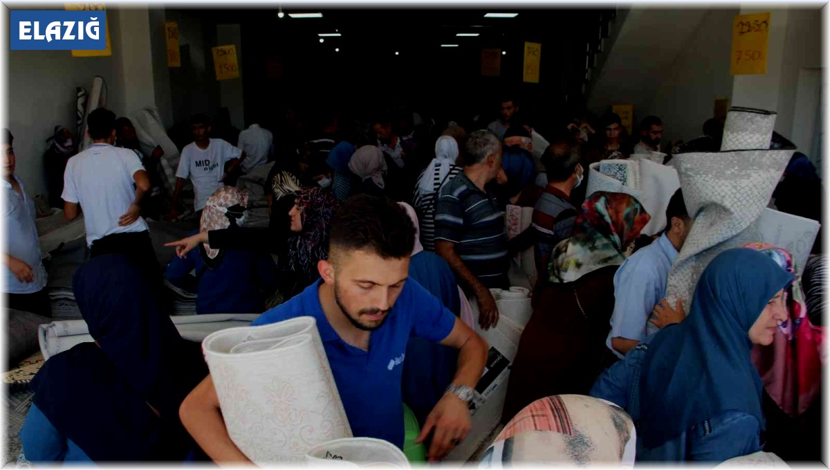 Ucuz halı almak isteyen vatandaşlar birbiriyle yarıştı, kapıda kuyruklar oluştu
