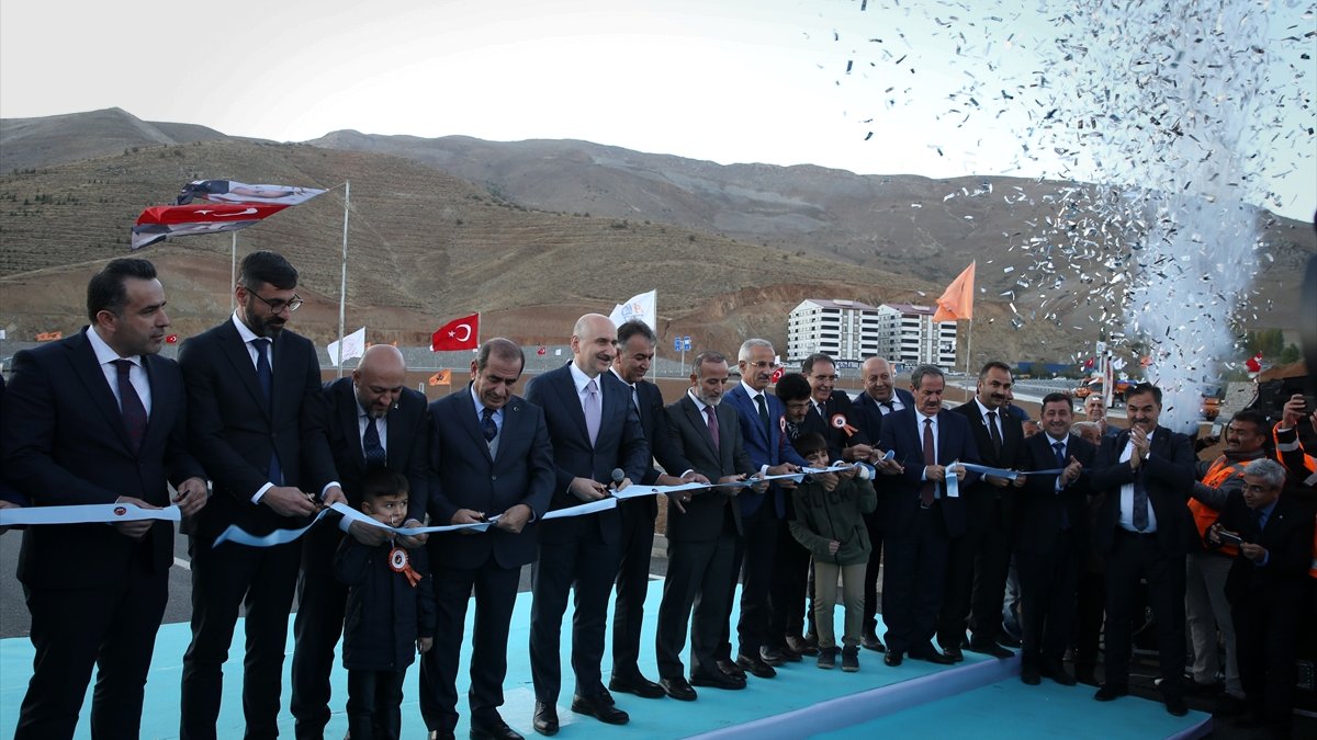 Ulaştırma ve Altyapı Bakanı Karaismailoğlu, Bitlis Çevre Yolu'nun açılışında konuştu: