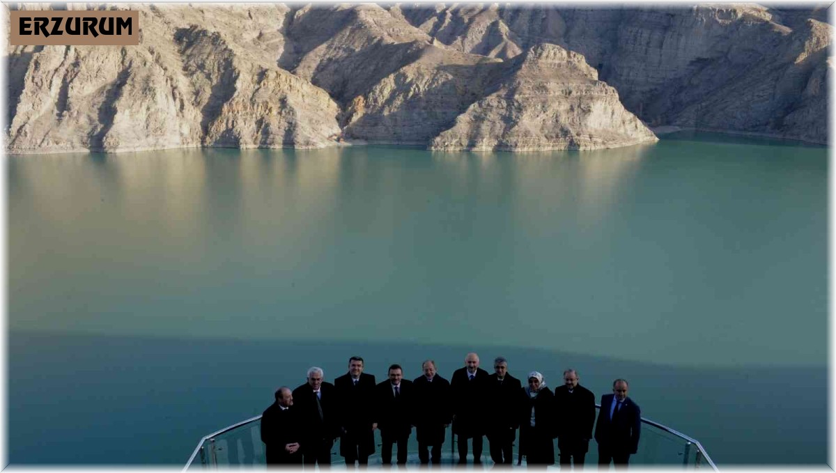 Ulaştırma ve Altyapı Bakanı Karaismailoğlu, Türkiye'nin en büyük cam terasını gezdi