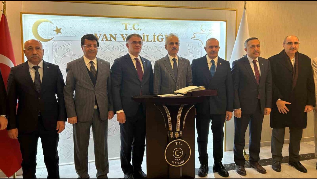 Ulaştırma ve Altyapı Bakanı Uraloğlu, Van'a geldi