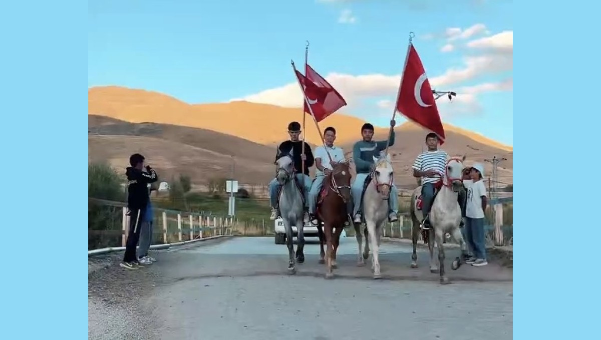 Ulupamir'de jandarma komutanına atlı karşılama