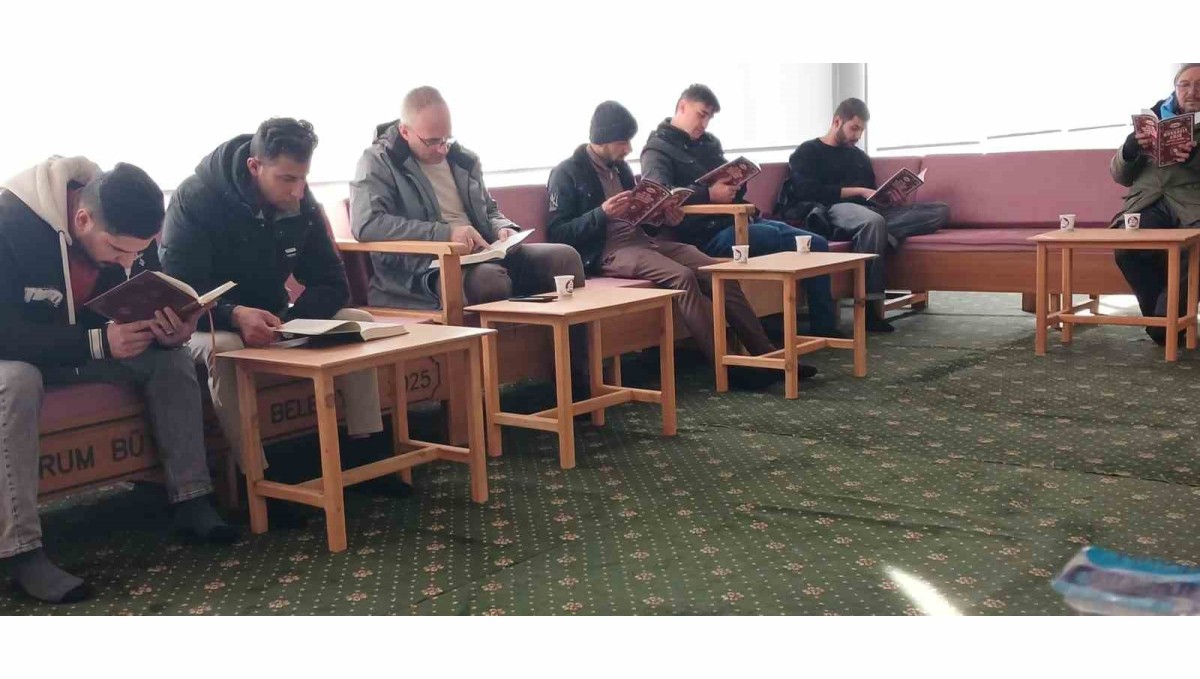 Uluslararası öğrenciler şehitler için hatim okudu