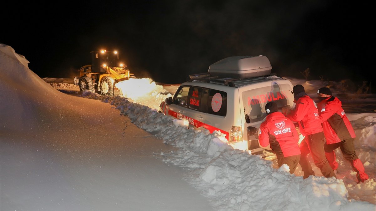 UMKE ekipleri eksi 30 derecede karlı yolları aşarak hasta kadına ulaştı