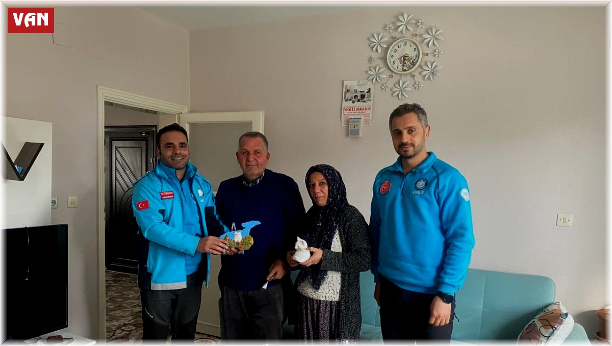 UMKE ekipleri enkazda kurtardıkları aileyle buluştu