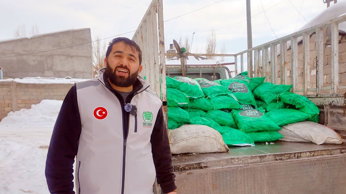 Umut Kervanı Ağrı’da eksi derecelerde 80 aileye kömür desteği sağladı