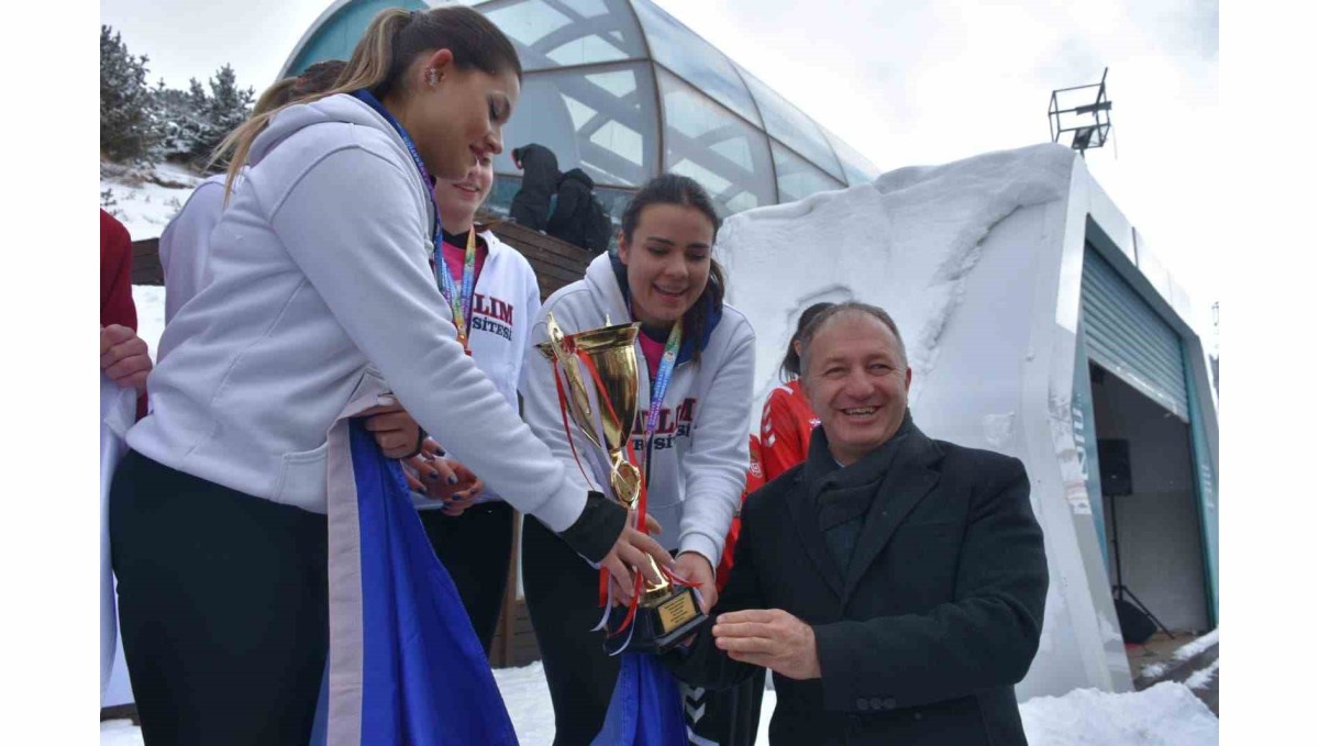 ÜNİLİG Kar Voleybolu şampiyonları kupalarını aldı