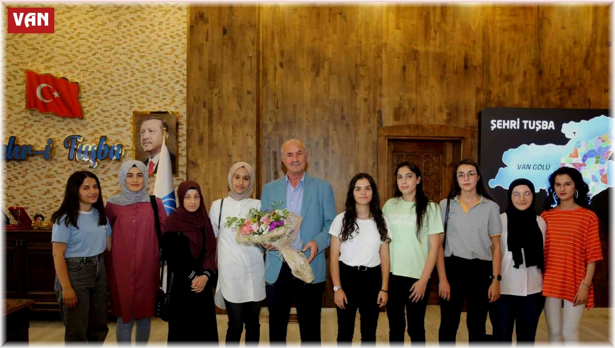 Üniversite hayallerine kavuşan öğrencilerden Başkan Akman'a teşekkür ziyareti