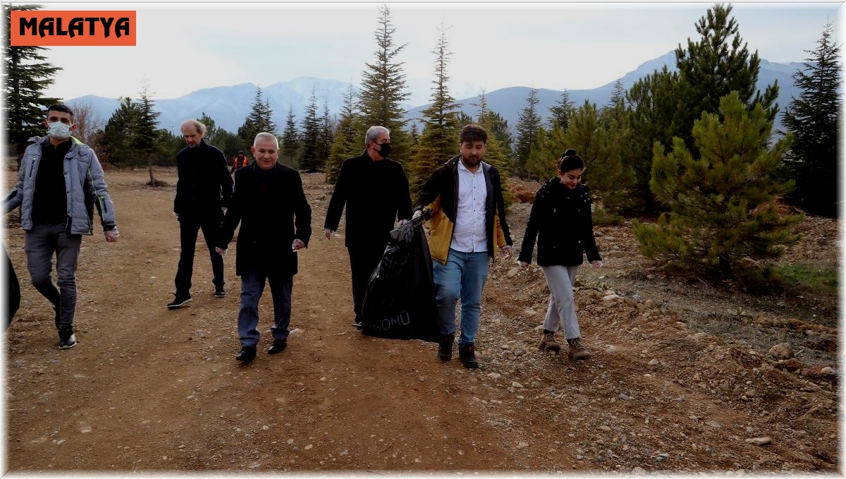 Üniversite öğrencileri atık topladı