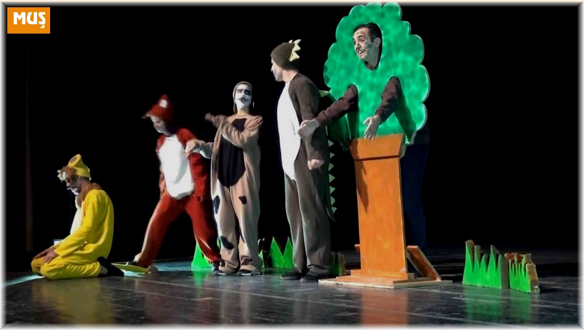 Üniversite öğrencileri çocukları tiyatro oyunuyla buluşturdu